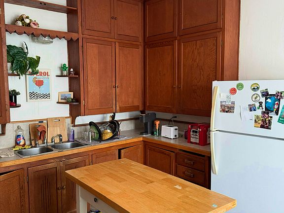 5th image of 615 W Oak St APT A
