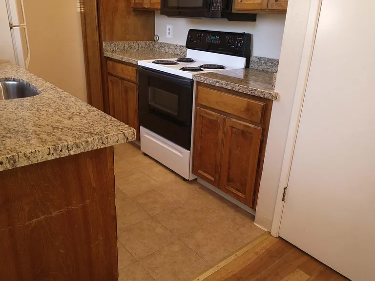 64 Peters Ave — Photo 4