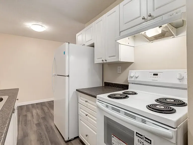 7315 Yellowhead Trl NW — Photo 10
