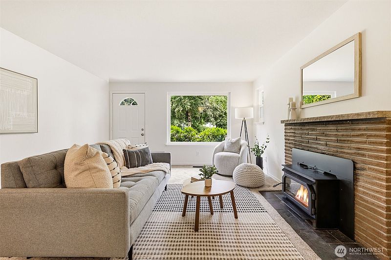 3rd image of 20211 24th Avenue NE