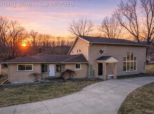 19580 Parke Ln, Grosse Ile, MI 48138