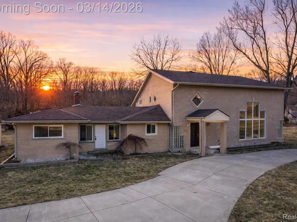 19580 Parke Ln, Grosse Ile, MI 48138