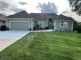 8600 Ridgeway Ct, Raytown, MO 64138