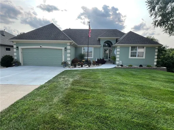 8600 Ridgeway Ct, Raytown, MO 64138