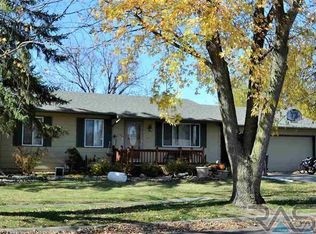 909 Tracy Ave, Brandon, SD 57005