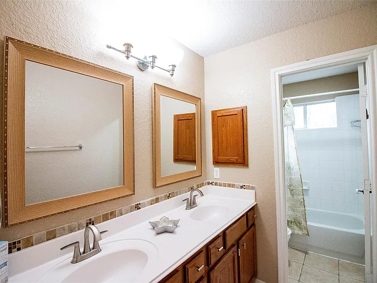 3318 Shadowcrest Ct — Photo 14