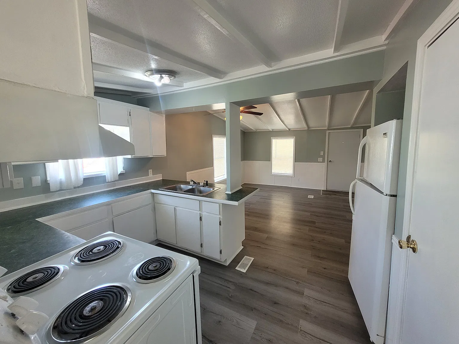 3 bed, 1.5 bath, 1053 sqft, $950 — Photo 2