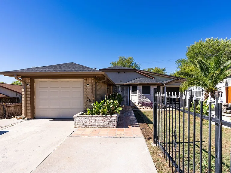 2407 Hidden Valley Dr — Photo 2
