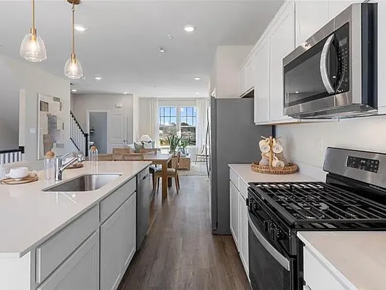 45 Northside Ct — Photo 2