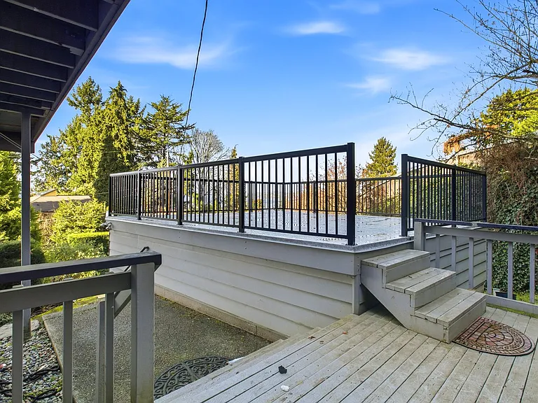 1058 California Ln SW — Photo 3