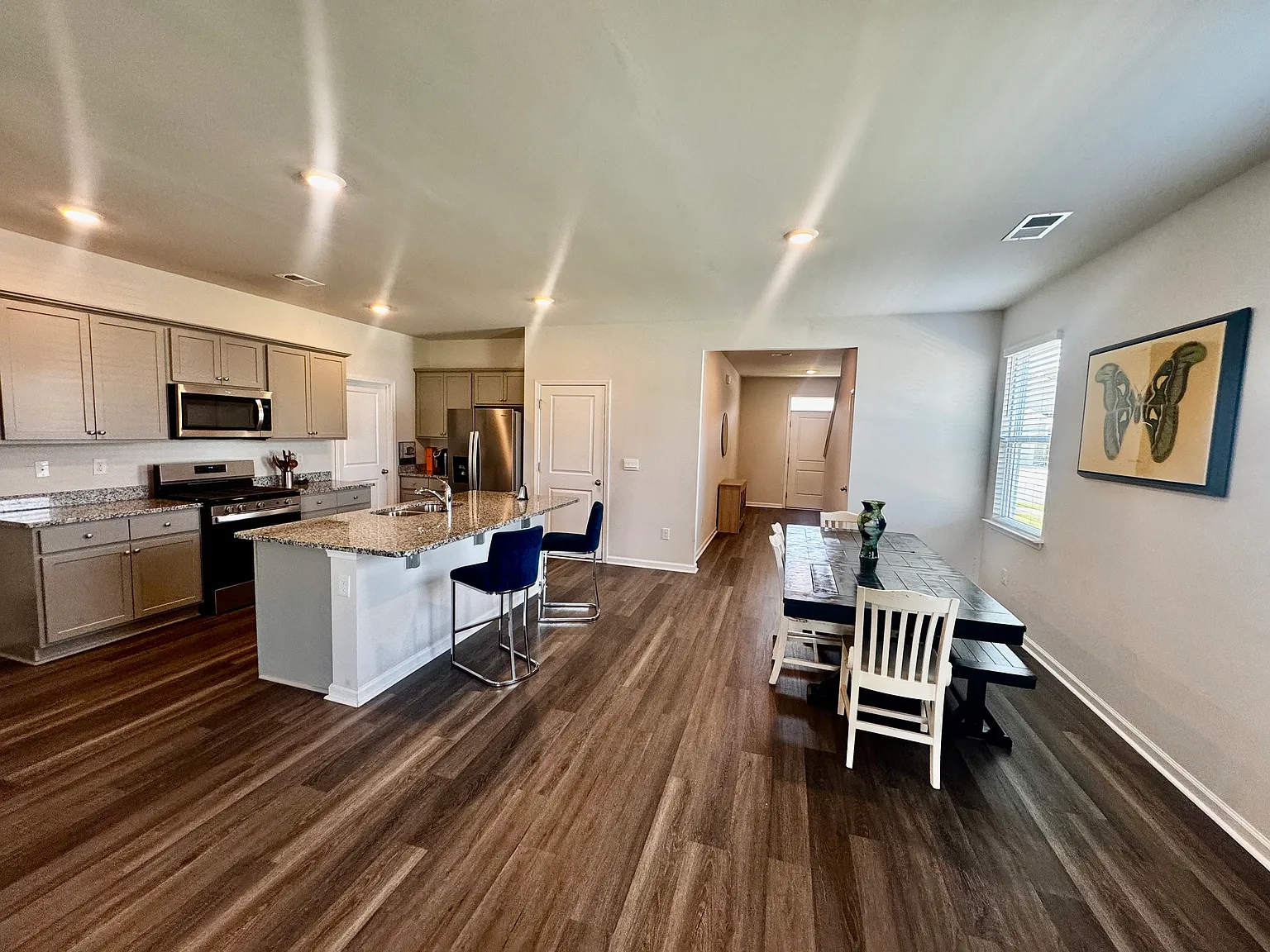 5 bed, 2361 sqft, $3,200 — Photo 3