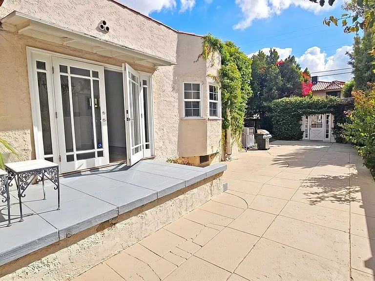 132 S La Peer Dr — Photo 34