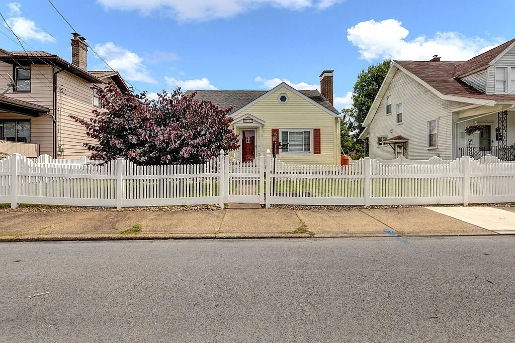 855 Bank St photo 1