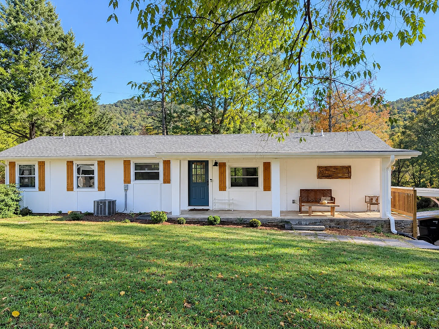3 Bed, 2.5 Bath Tastefully Furnished Home, Dog Friendly! — Photo 1