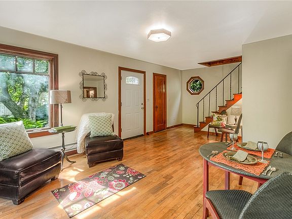 3rd image of 302 Fir St NE
