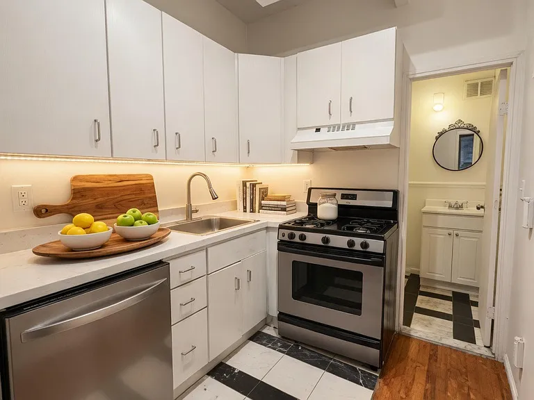 370 W 52nd St #2C — Photo 3