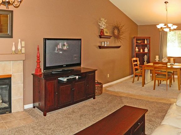 4th image of 1055 Eaglecrest Pl