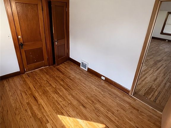 4th image of 16224 Huntmere Ave