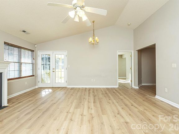 4th image of 115 Creeks End Cir
