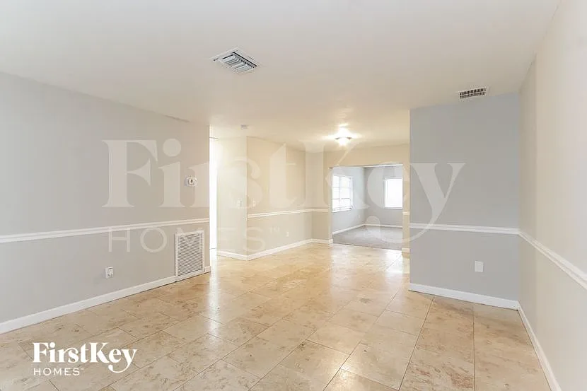 3 bed, 2.0 bath, 1572 sqft, $2,505 — Photo 3