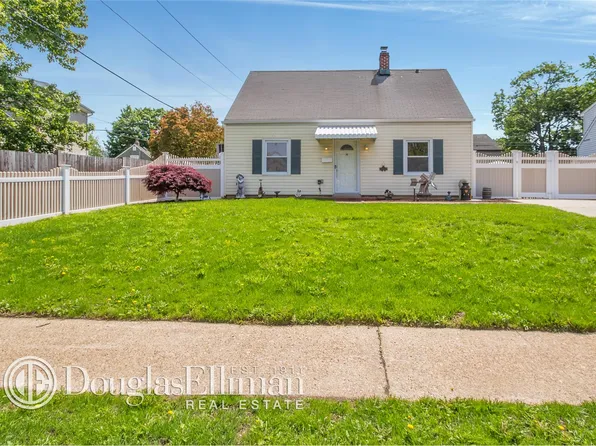 53 Anchor Ln, Levittown, NY 11756