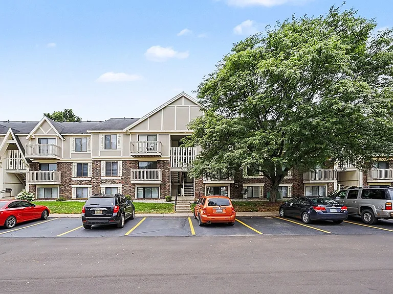 Fairlane Apartments — Photo 50