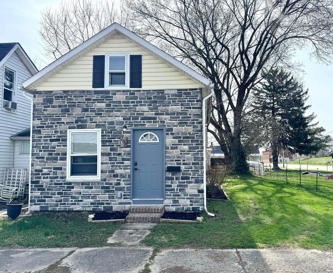 Listing photo 1 for 207 E Mill St