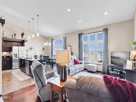 3rd image of 1739 Calgary Loop