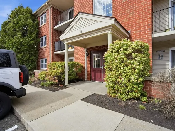 32 Maple Crest Cir APT G, Holyoke, MA 01040