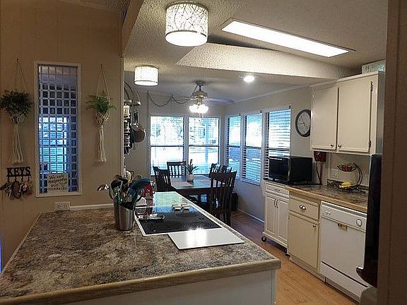 4th image of 160 Bay Ct