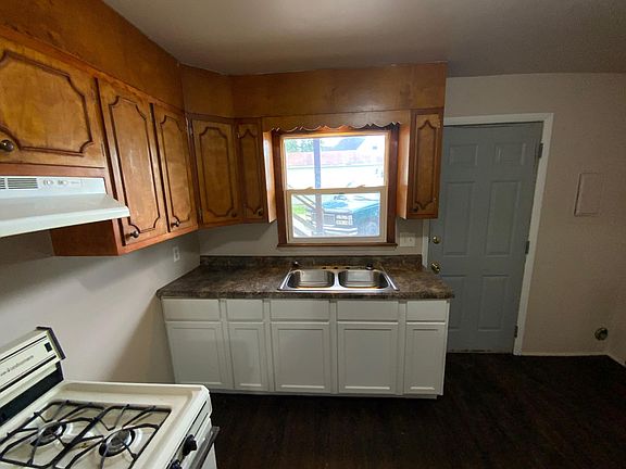 5th image of 802 Bryan Ave APT A