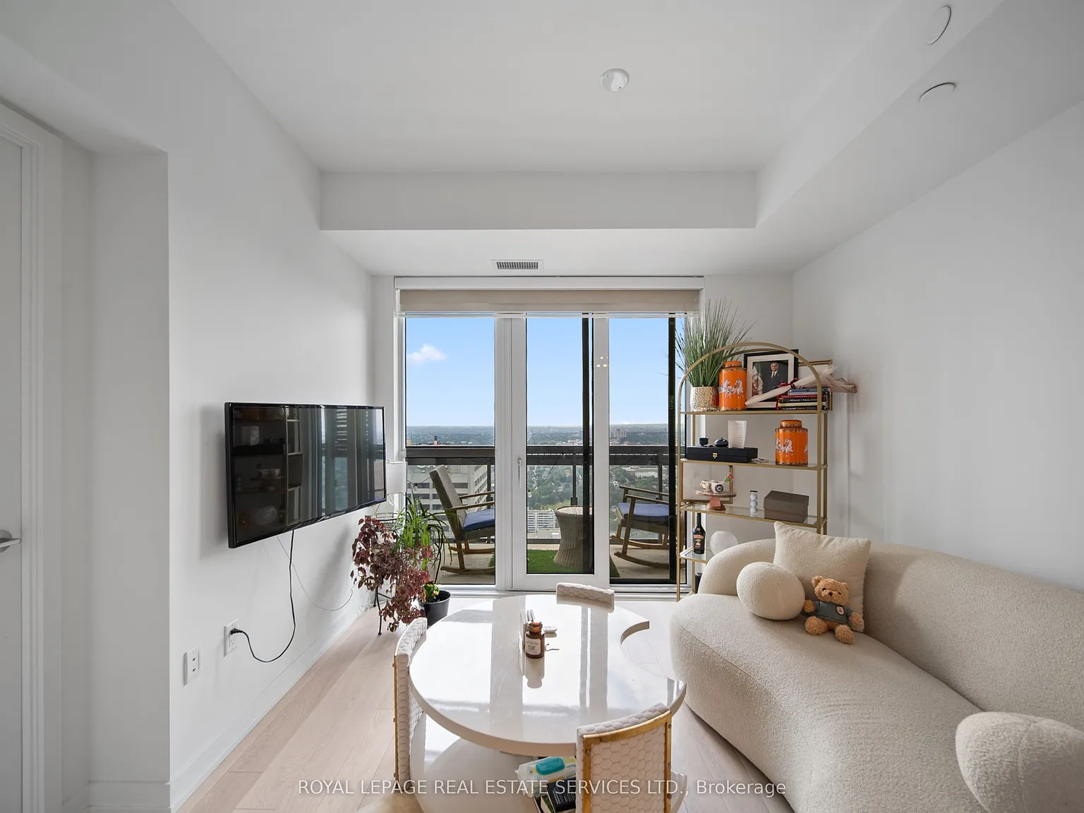 E2 Condos — Photo 4