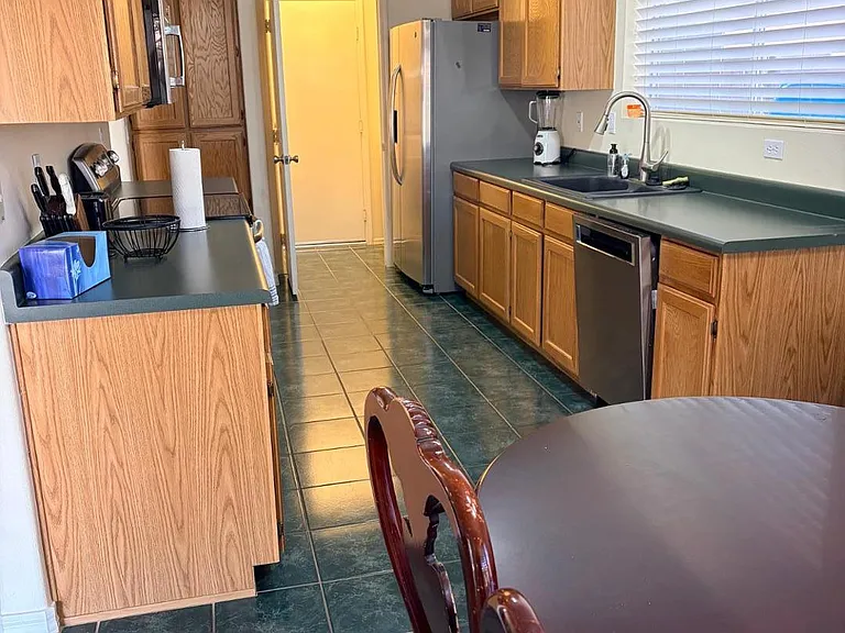 2560 S Vineyard — Photo 15