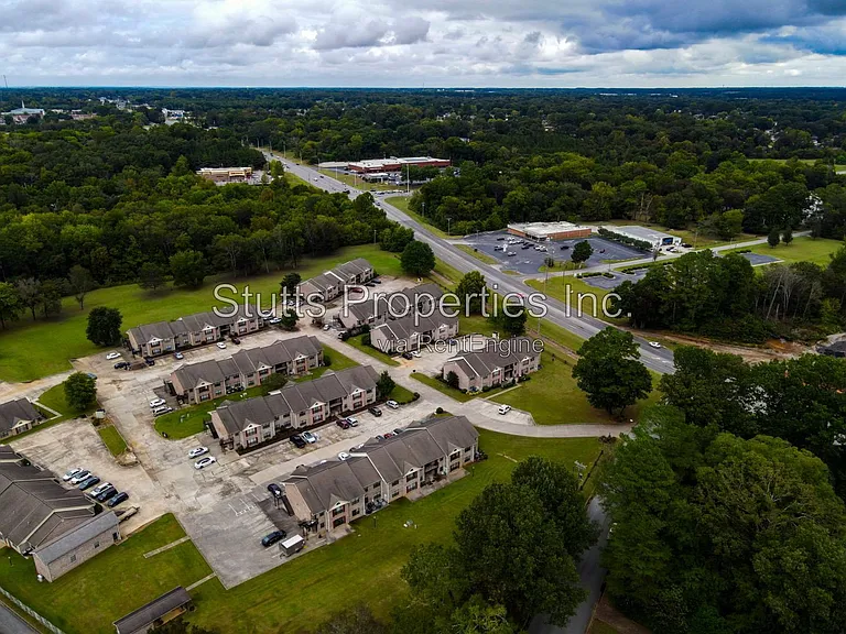 Creekside Apartments — Photo 26
