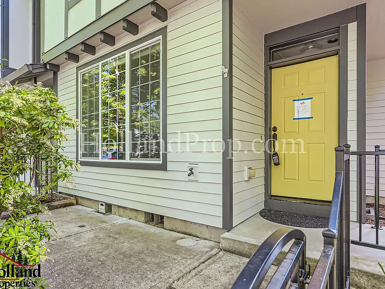 1094 SE Alika Ave — Photo 3