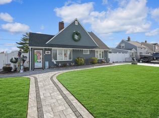 1 Forester Ln, Levittown, NY 11756