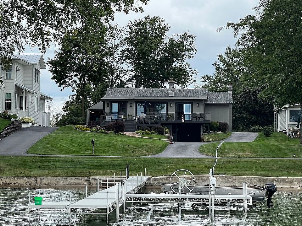 1st image of 546 Lac La Belle Dr