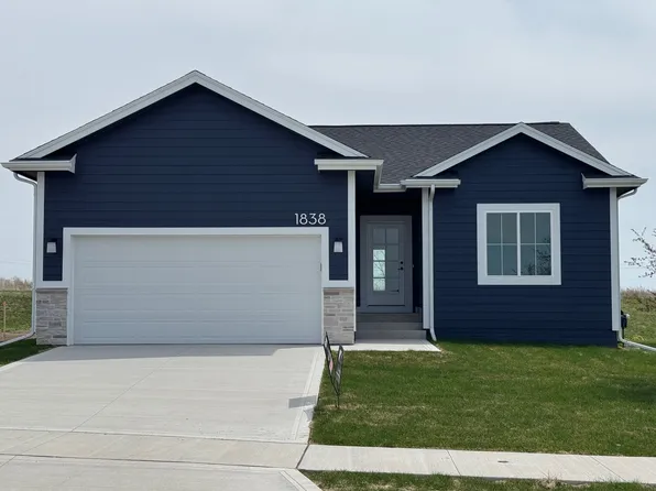 1838 Silver Maple Dr, Norwalk, IA 50211