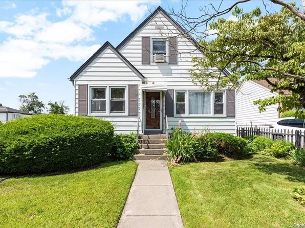849 Park Avenue, Westbury, NY 11590