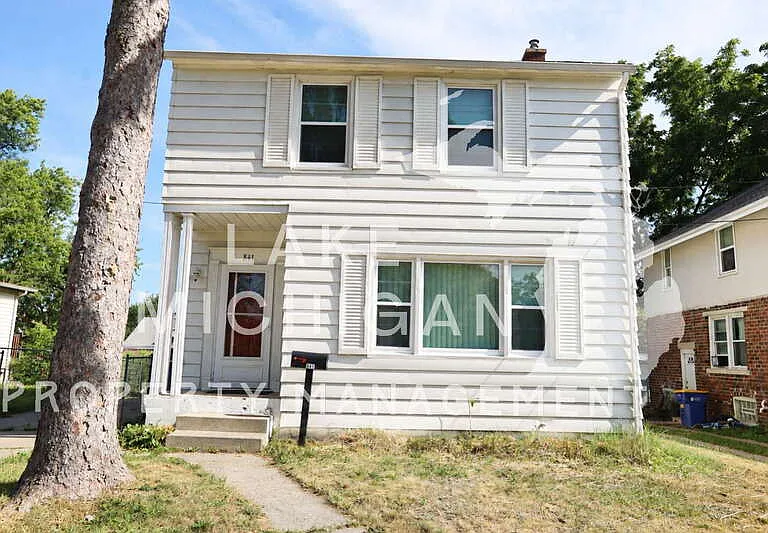 841 Capen St NE — Photo 1