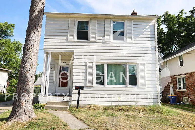 841 Capen St NE