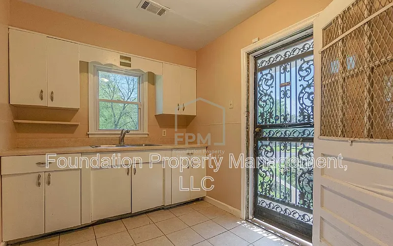 2 bed, 1.0 bath, 792 sqft, $885 — Photo 4
