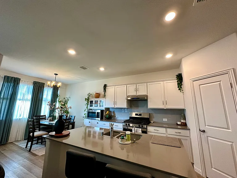 1828 Lake Grove Dr — Photo 6