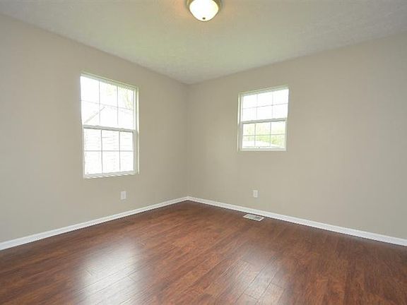 3rd image of 303 Peach Tree Ln