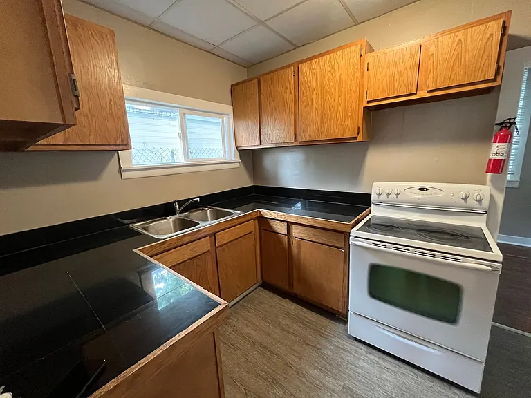 319 E Main St — Photo 2