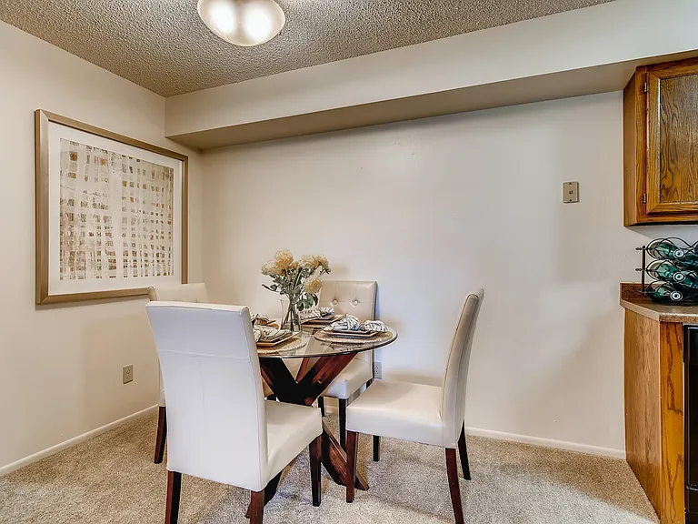 Clearview Apartments 4840-print-005-001-Dining Room-3600x2403-300dpi