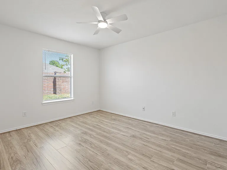 1011 Waterview Dr — Photo 17
