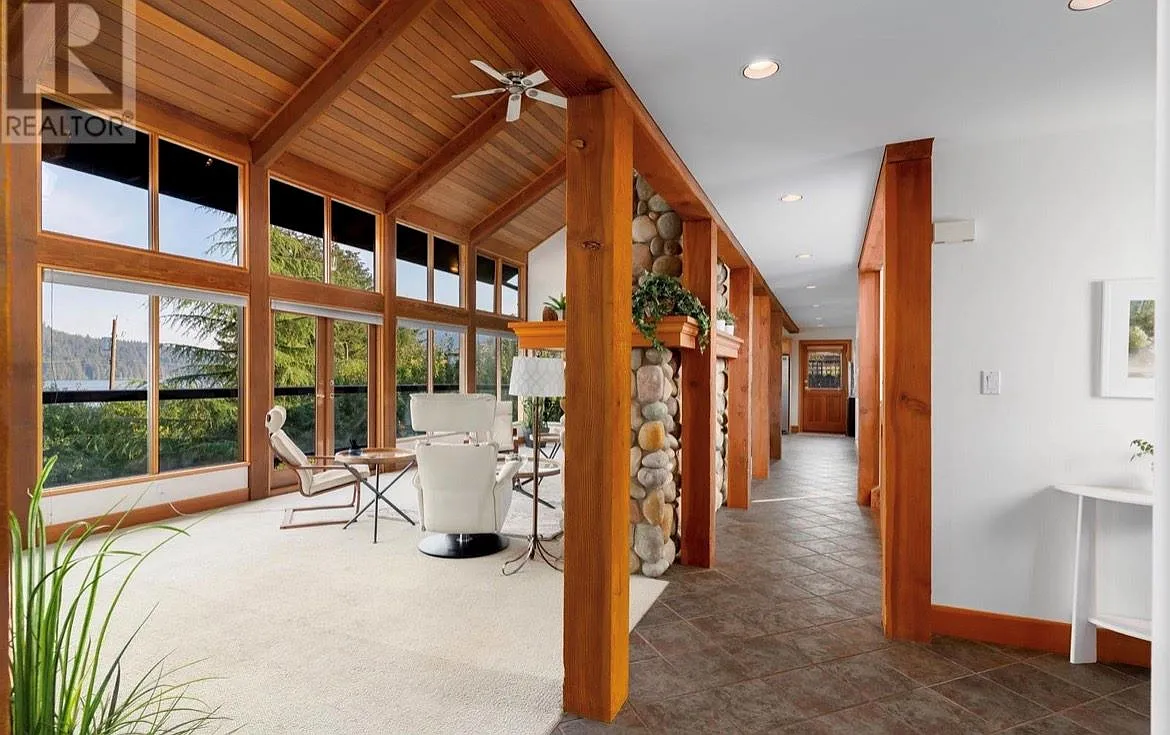 5 bed, 4173 sqft, $8,600 — Photo 1