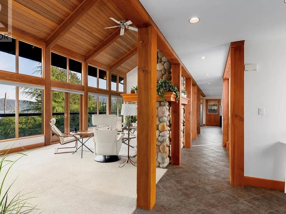 552 Beachview Dr