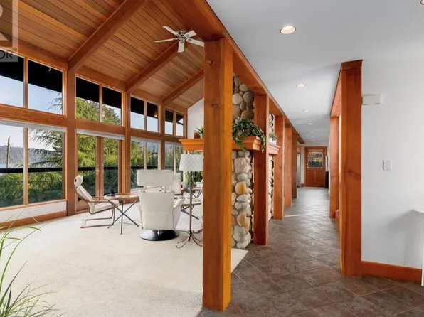 552 Beachview Dr, North Vancouver, BC V7G 1P9